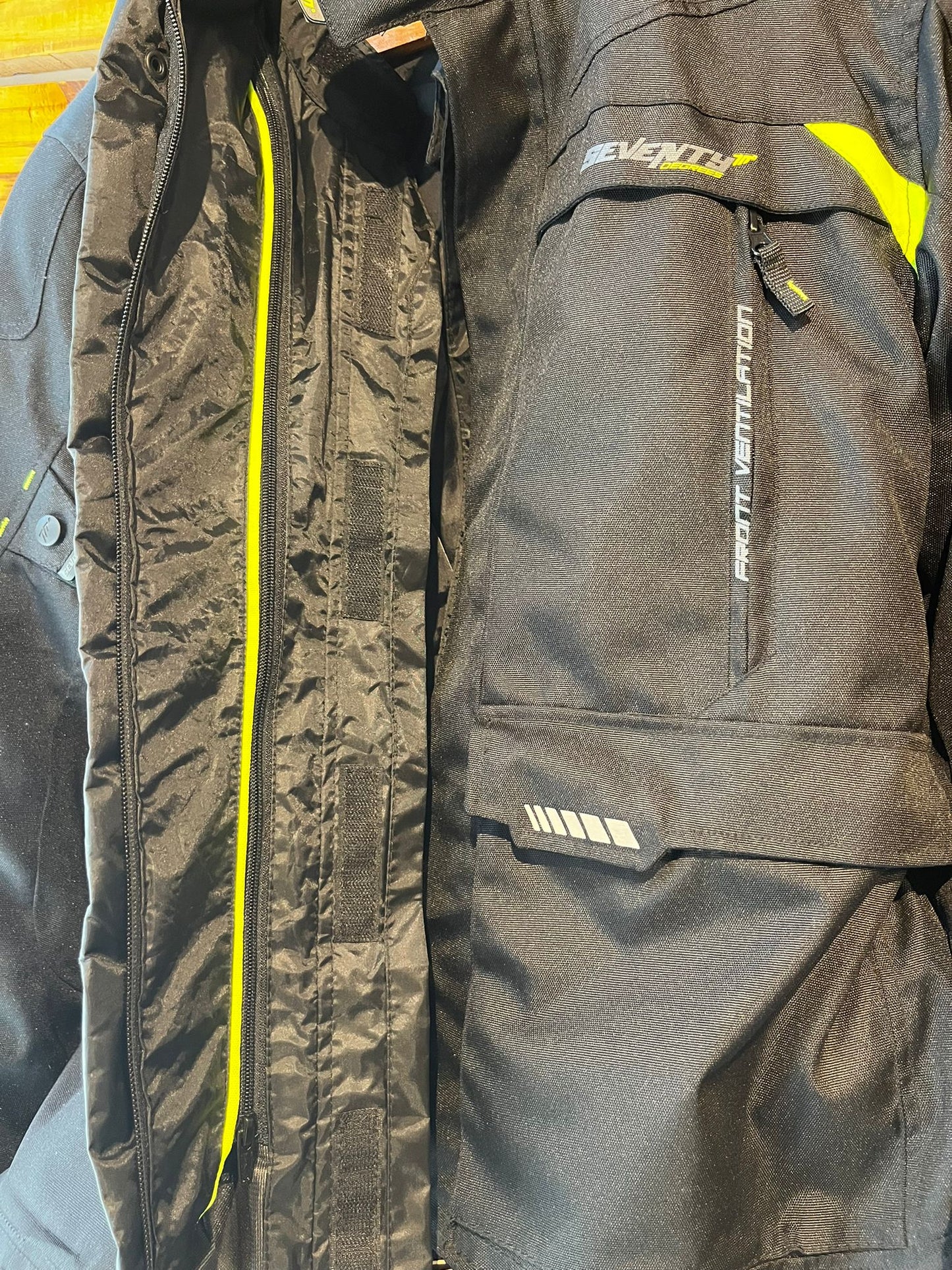 Campera Seventhy 4 estaciones talle M