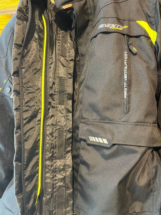 Campera Seventhy 4 estaciones talle M